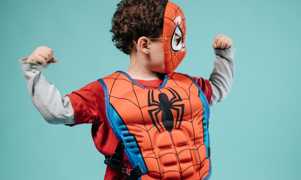 παιδί ντυμένο spiderman